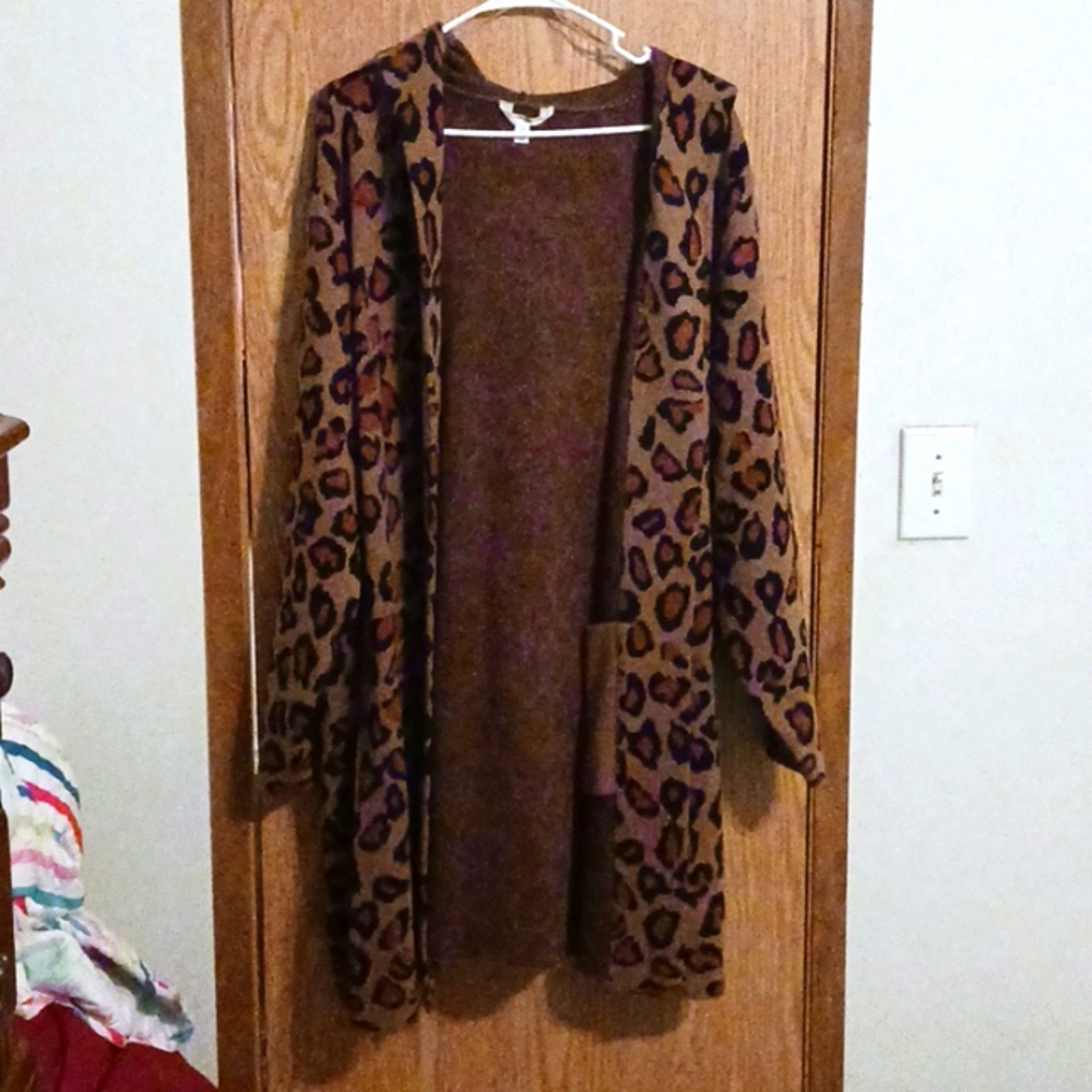 Terra and SkyTan and brown leopard print long,open cardigan. Size 3x (24/26)